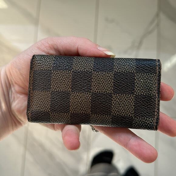 LV Damier Key Holder - Picture 7 of 8